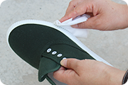 ※靴底のゴム部分にスプレー剤がかかってしまった場合、乾く前にティッシュでスプレー剤を拭き取ります。